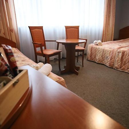 Nasz Klub - Pokoje Goscinne Poznań Buitenkant foto